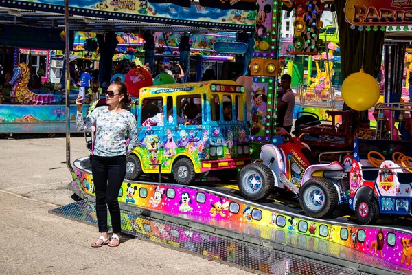 Seville, İspanya - 05 Mayıs 2022 Feria de Sevilla lunaparkı, eğlence ve gezintiler tekrar açıldı.