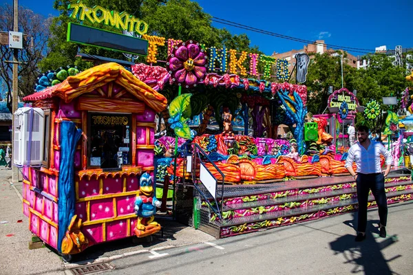 Seville, İspanya - 05 Mayıs 2022 Feria de Sevilla lunaparkı, eğlence ve gezintiler tekrar açıldı.