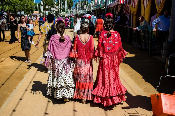 Seville, İspanya - 05 Mayıs 2022 Feria de Sevilla lunaparkı, eğlence ve gezintiler tekrar açıldı.