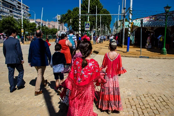 Seville, İspanya - 05 Mayıs 2022 Feria de Sevilla lunaparkı, eğlence ve gezintiler tekrar açıldı.