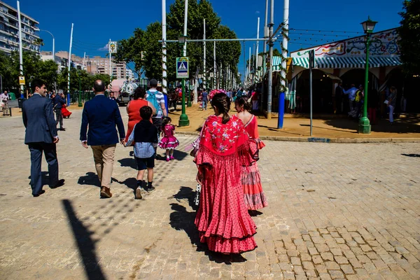 Seville, İspanya - 05 Mayıs 2022 Feria de Sevilla lunaparkı, eğlence ve gezintiler tekrar açıldı.