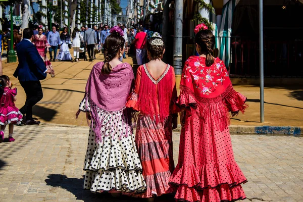 Seville, İspanya - 05 Mayıs 2022 Feria de Sevilla lunaparkı, eğlence ve gezintiler tekrar açıldı.