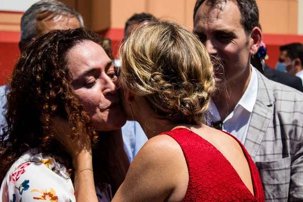 Seville, İspanya - 5 Mayıs 2022 'de Çalışma Bakanı Yolanda Diaz, Feria de Sevilla' nın koridorlarında yürüyordu.