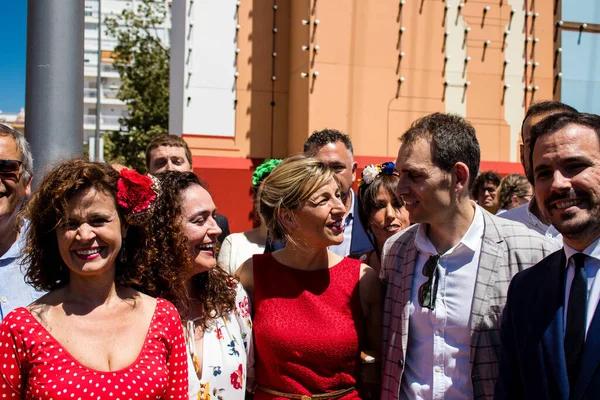 Seville, İspanya - 5 Mayıs 2022 'de Çalışma Bakanı Yolanda Diaz, Feria de Sevilla' nın koridorlarında yürüyordu.
