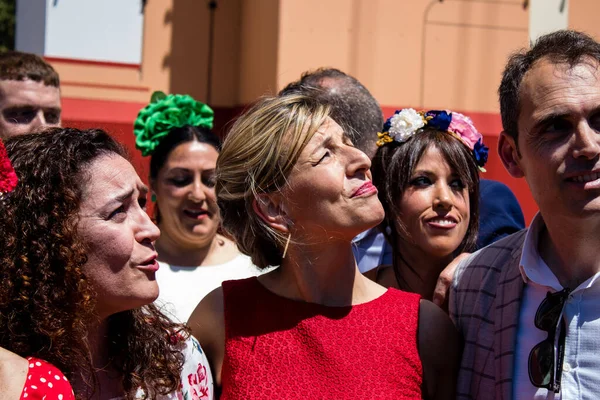 Seville, İspanya - 5 Mayıs 2022 'de Çalışma Bakanı Yolanda Diaz, Feria de Sevilla' nın koridorlarında yürüyordu.