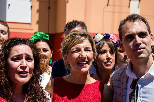 Seville, İspanya - 5 Mayıs 2022 'de Çalışma Bakanı Yolanda Diaz, Feria de Sevilla' nın koridorlarında yürüyordu.