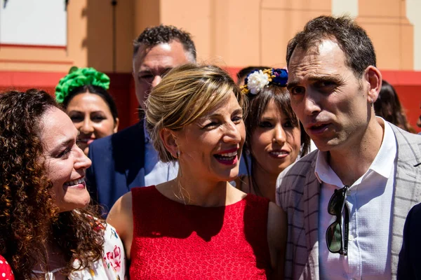 Seville, İspanya - 5 Mayıs 2022 'de Çalışma Bakanı Yolanda Diaz, Feria de Sevilla' nın koridorlarında yürüyordu.