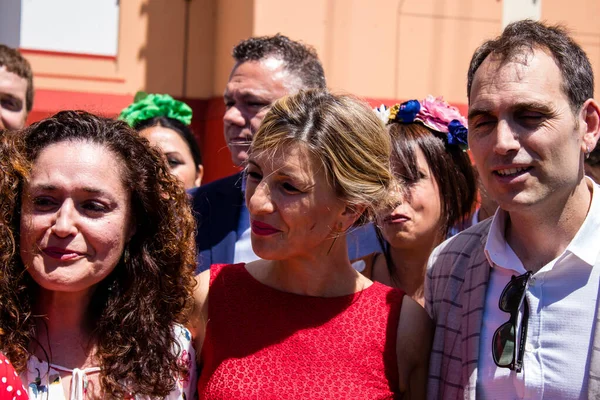 Seville, İspanya - 5 Mayıs 2022 'de Çalışma Bakanı Yolanda Diaz, Feria de Sevilla' nın koridorlarında yürüyordu.