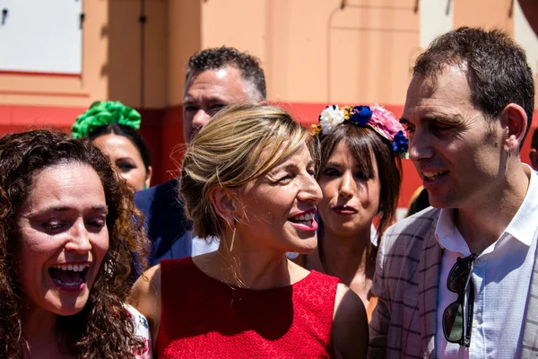 Seville, İspanya - 5 Mayıs 2022 'de Çalışma Bakanı Yolanda Diaz, Feria de Sevilla' nın koridorlarında yürüyordu.