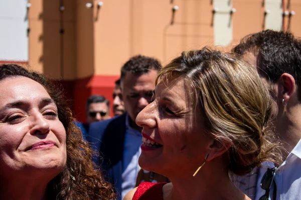 Seville, İspanya - 5 Mayıs 2022 'de Çalışma Bakanı Yolanda Diaz, Feria de Sevilla' nın koridorlarında yürüyordu.