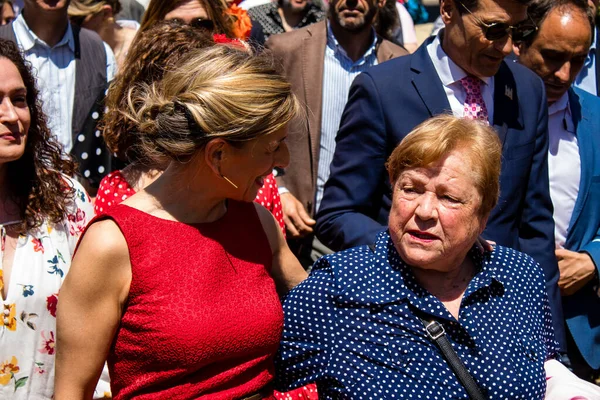 Seville, İspanya - 5 Mayıs 2022 'de Çalışma Bakanı Yolanda Diaz, Feria de Sevilla' nın koridorlarında yürüyordu.