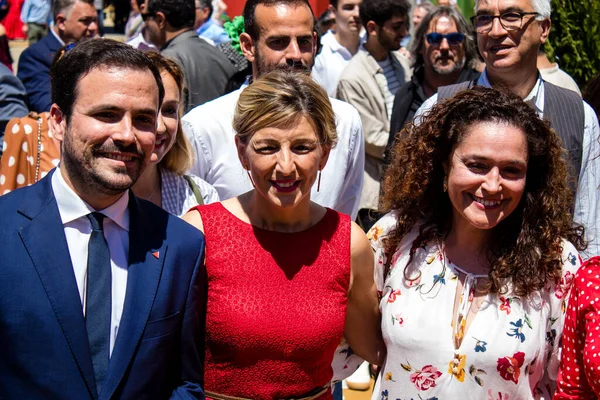 Seville, İspanya - 5 Mayıs 2022 'de Çalışma Bakanı Yolanda Diaz, Feria de Sevilla' nın koridorlarında yürüyordu.