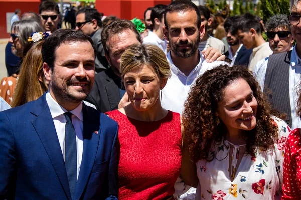 Seville, İspanya - 5 Mayıs 2022 'de Çalışma Bakanı Yolanda Diaz, Feria de Sevilla' nın koridorlarında yürüyordu.