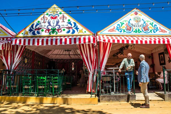 Seville, İspanya - 5 Mayıs 2022 Feria de Seville Evleri, insanlar arkadaşlarıyla içki içip flamenko dansı yapıyorlar.