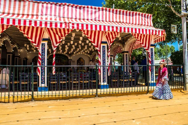 Seville, İspanya - 5 Mayıs 2022 Feria de Seville Evleri, insanlar arkadaşlarıyla içki içip flamenko dansı yapıyorlar.