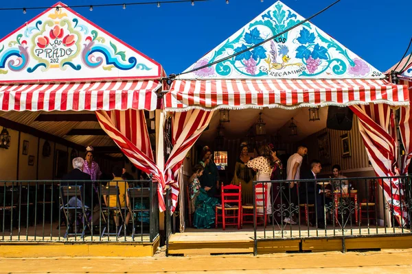 Seville, İspanya - 5 Mayıs 2022 Feria de Seville Evleri, insanlar arkadaşlarıyla içki içip flamenko dansı yapıyorlar.