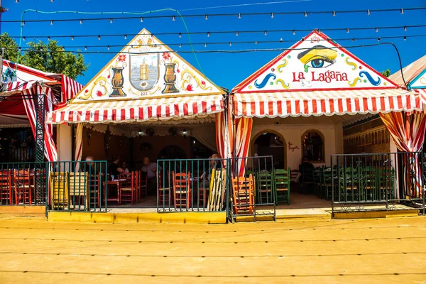 Seville, İspanya - 5 Mayıs 2022 Feria de Seville Evleri, insanlar arkadaşlarıyla içki içip flamenko dansı yapıyorlar.