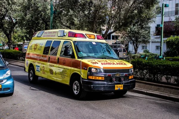 Tel Aviv, İsrail - 07 Mayıs 2022 Ambulans Coronavirus salgını sırasında Tel Aviv sokaklarından geçerek İsrail 'i vurdu.