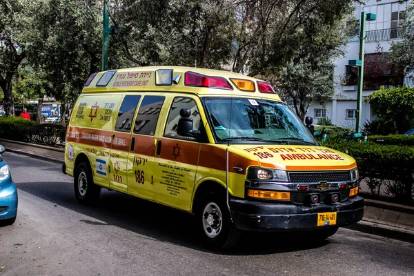 Tel Aviv, İsrail - 07 Mayıs 2022 Ambulans Coronavirus salgını sırasında Tel Aviv sokaklarından geçerek İsrail 'i vurdu.