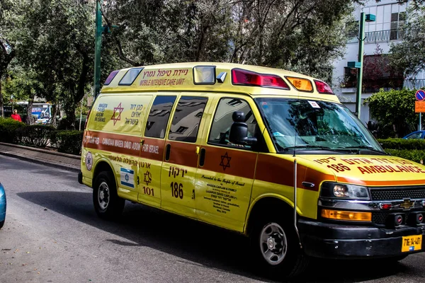 Tel Aviv, İsrail - 07 Mayıs 2022 Ambulans Coronavirus salgını sırasında Tel Aviv sokaklarından geçerek İsrail 'i vurdu.