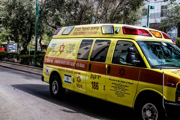 Tel Aviv, İsrail - 07 Mayıs 2022 Ambulans Coronavirus salgını sırasında Tel Aviv sokaklarından geçerek İsrail 'i vurdu.