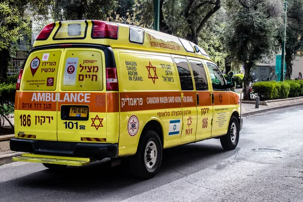 Tel Aviv, İsrail - 07 Mayıs 2022 Ambulans Coronavirus salgını sırasında Tel Aviv sokaklarından geçerek İsrail 'i vurdu.