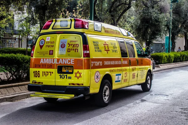 Tel Aviv, İsrail - 07 Mayıs 2022 Ambulans Coronavirus salgını sırasında Tel Aviv sokaklarından geçerek İsrail 'i vurdu.