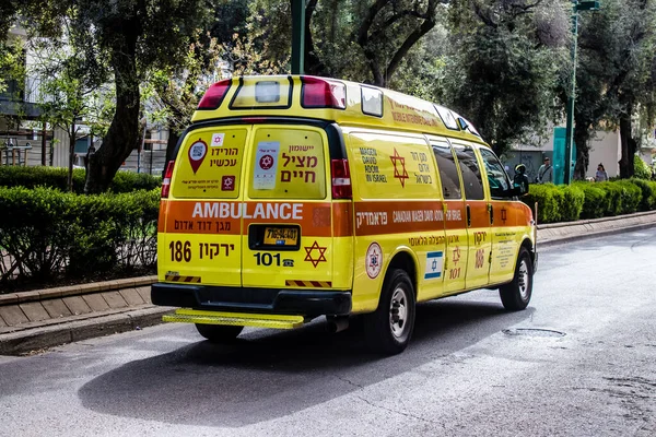 Tel Aviv, İsrail - 07 Mayıs 2022 Ambulans Coronavirus salgını sırasında Tel Aviv sokaklarından geçerek İsrail 'i vurdu.
