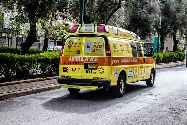 Tel Aviv, İsrail - 07 Mayıs 2022 Ambulans Coronavirus salgını sırasında Tel Aviv sokaklarından geçerek İsrail 'i vurdu.