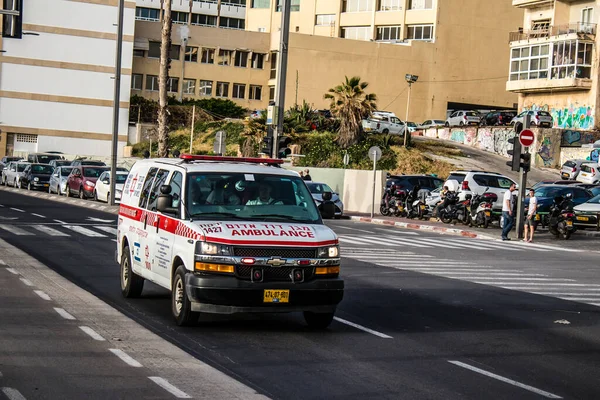 Tel Aviv, İsrail - 07 Mayıs 2022 Ambulans Coronavirus salgını sırasında Tel Aviv sokaklarından geçerek İsrail 'i vurdu.