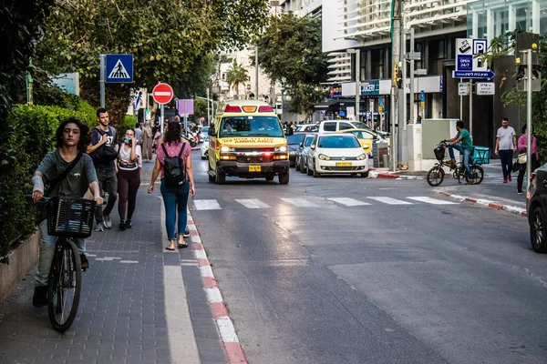 Tel Aviv, İsrail - 07 Mayıs 2022 Ambulans Coronavirus salgını sırasında Tel Aviv sokaklarından geçerek İsrail 'i vurdu.