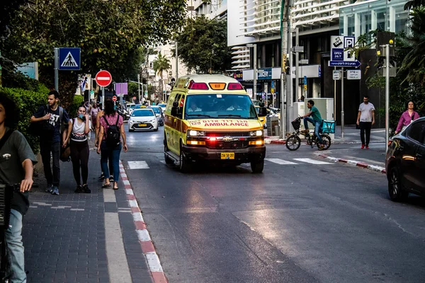 Tel Aviv, İsrail - 07 Mayıs 2022 Ambulans Coronavirus salgını sırasında Tel Aviv sokaklarından geçerek İsrail 'i vurdu.