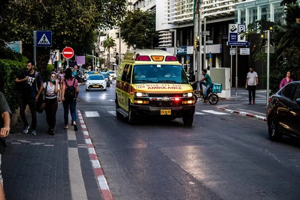 Tel Aviv, İsrail - 07 Mayıs 2022 Ambulans Coronavirus salgını sırasında Tel Aviv sokaklarından geçerek İsrail 'i vurdu.