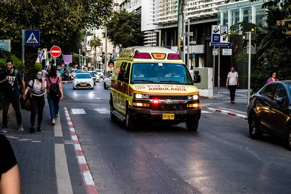 Tel Aviv, İsrail - 07 Mayıs 2022 Ambulans Coronavirus salgını sırasında Tel Aviv sokaklarından geçerek İsrail 'i vurdu.