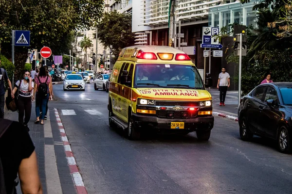 Tel Aviv, İsrail - 07 Mayıs 2022 Ambulans Coronavirus salgını sırasında Tel Aviv sokaklarından geçerek İsrail 'i vurdu.