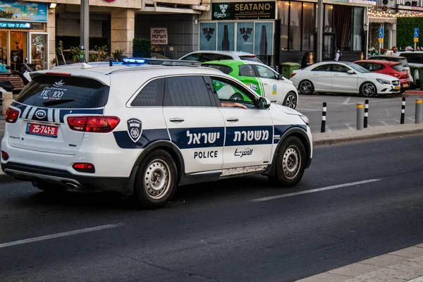 Tel Aviv, İsrail - 07 Mayıs 2022 Coronavirus salgını sırasında Tel Aviv sokaklarında dolaşan polis arabası İsrail 'i vurdu.
