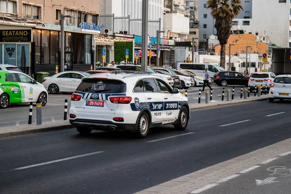 Tel Aviv, İsrail - 07 Mayıs 2022 Coronavirus salgını sırasında Tel Aviv sokaklarında dolaşan polis arabası İsrail 'i vurdu.