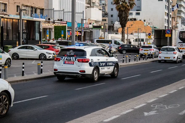 Tel Aviv, İsrail - 07 Mayıs 2022 Coronavirus salgını sırasında Tel Aviv sokaklarında dolaşan polis arabası İsrail 'i vurdu.
