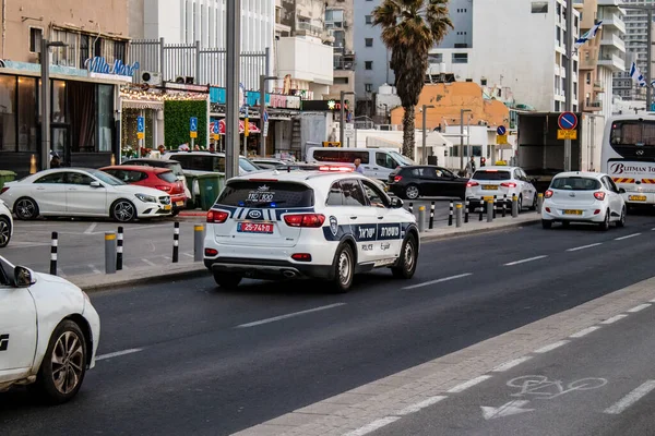 Tel Aviv, İsrail - 07 Mayıs 2022 Coronavirus salgını sırasında Tel Aviv sokaklarında dolaşan polis arabası İsrail 'i vurdu.