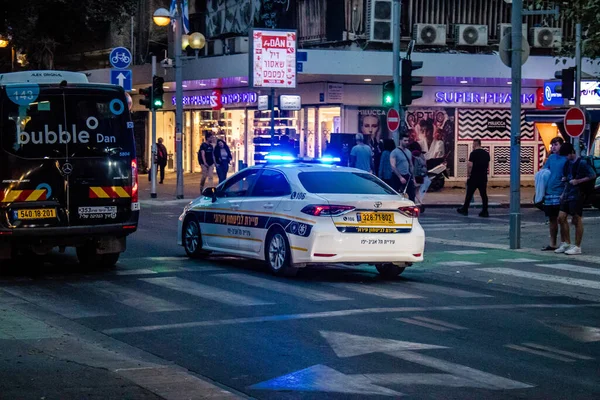 Tel Aviv, İsrail - 07 Mayıs 2022 Coronavirus salgını sırasında Tel Aviv sokaklarında dolaşan polis arabası İsrail 'i vurdu.