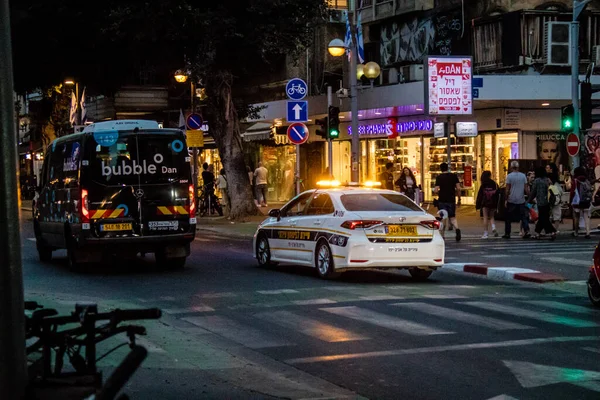 Tel Aviv, İsrail - 07 Mayıs 2022 Coronavirus salgını sırasında Tel Aviv sokaklarında dolaşan polis arabası İsrail 'i vurdu.