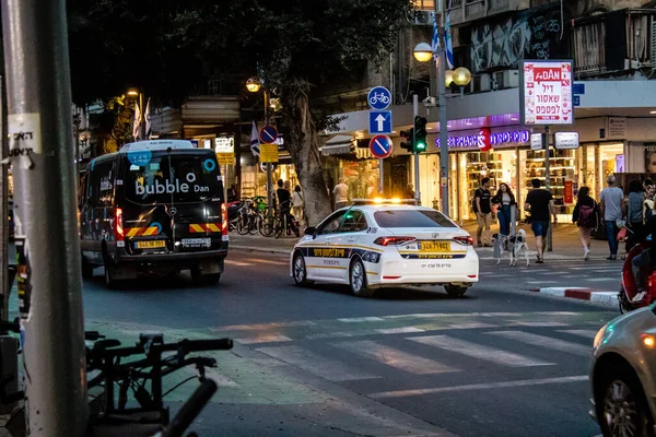 Tel Aviv, İsrail - 07 Mayıs 2022 Coronavirus salgını sırasında Tel Aviv sokaklarında dolaşan polis arabası İsrail 'i vurdu.
