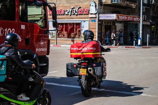 Tel Aviv, İsrail - 07 Mayıs 2022 Coronavirus salgını sırasında Tel Aviv sokaklarından geçen itfaiye aracı İsrail 'i vurdu