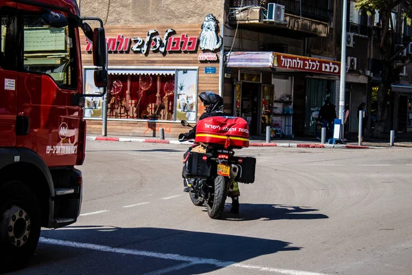Tel Aviv, İsrail - 07 Mayıs 2022 Coronavirus salgını sırasında Tel Aviv sokaklarından geçen itfaiye aracı İsrail 'i vurdu
