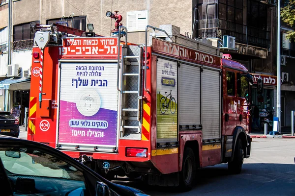 Tel Aviv, İsrail - 07 Mayıs 2022 Coronavirus salgını sırasında Tel Aviv sokaklarından geçen itfaiye aracı İsrail 'i vurdu