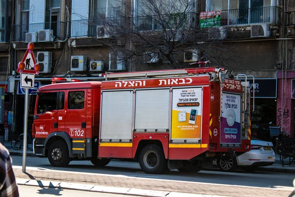 Tel Aviv, İsrail - 07 Mayıs 2022 Coronavirus salgını sırasında Tel Aviv sokaklarından geçen itfaiye aracı İsrail 'i vurdu