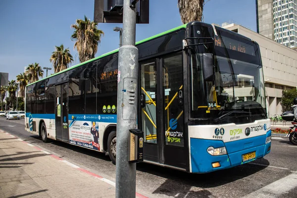 Tel Aviv, İsrail - 7 Mayıs 2022 İsrail halk otobüsü Coronavirus salgını sırasında Tel Aviv sokaklarından geçerek İsrail 'i vurdu, maske takmak zorunludur