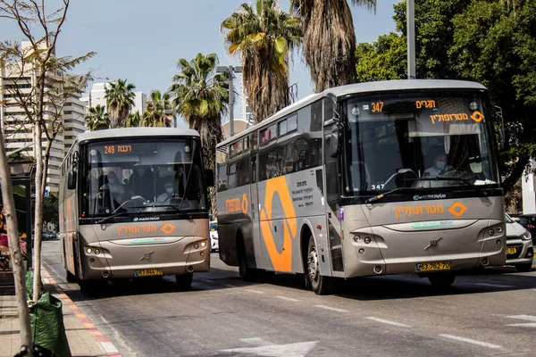 Tel Aviv, İsrail - 7 Mayıs 2022 İsrail halk otobüsü Coronavirus salgını sırasında Tel Aviv sokaklarından geçerek İsrail 'i vurdu, maske takmak zorunludur