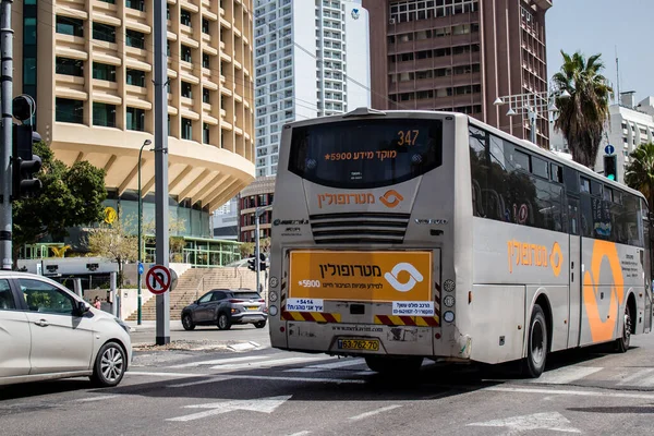 Tel Aviv, İsrail - 7 Mayıs 2022 İsrail halk otobüsü Coronavirus salgını sırasında Tel Aviv sokaklarından geçerek İsrail 'i vurdu, maske takmak zorunludur