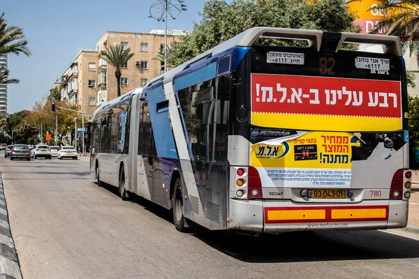 Tel Aviv, İsrail - 7 Mayıs 2022 İsrail halk otobüsü Coronavirus salgını sırasında Tel Aviv sokaklarından geçerek İsrail 'i vurdu, maske takmak zorunludur